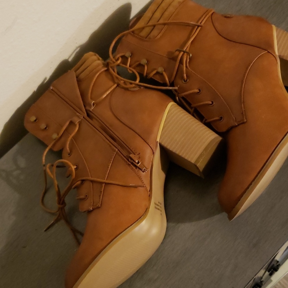 Boots - Picture 3 of 4